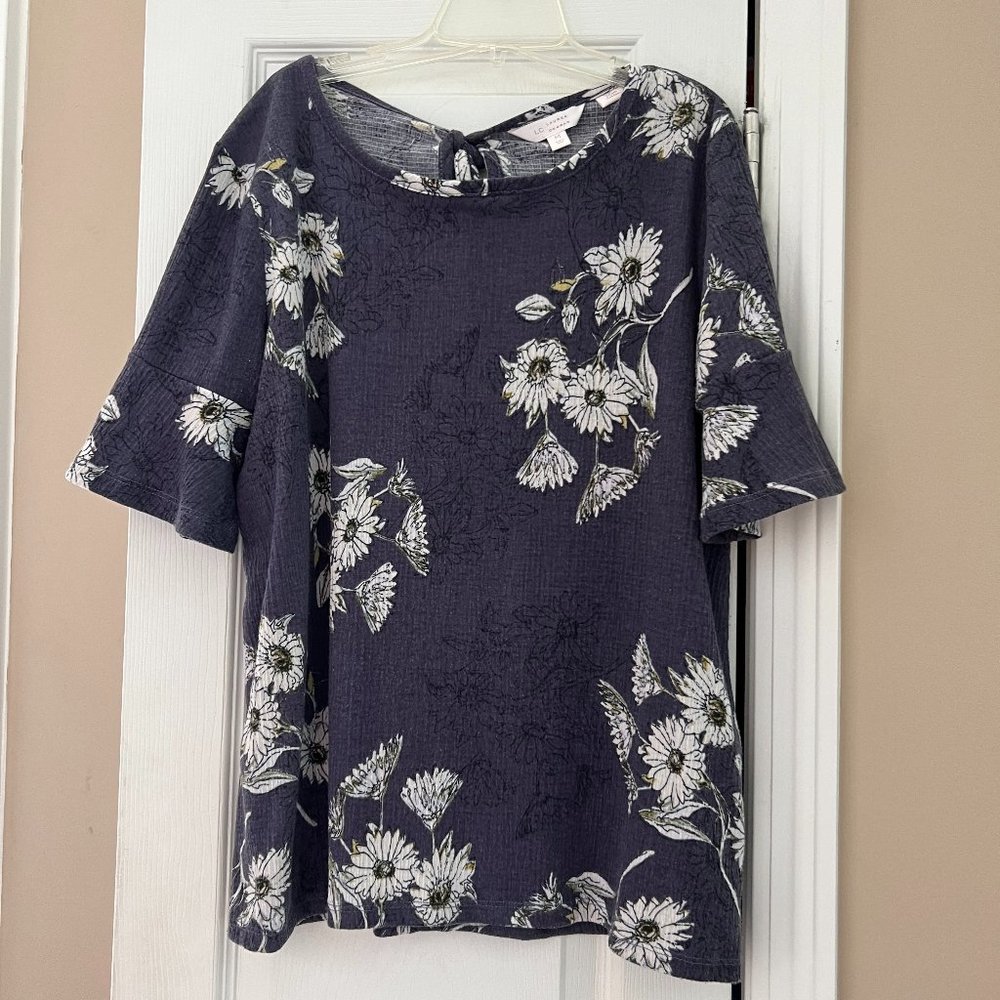 LC Lauren Conrad Floral short sleeve Blouse Size M Blue & Whi…